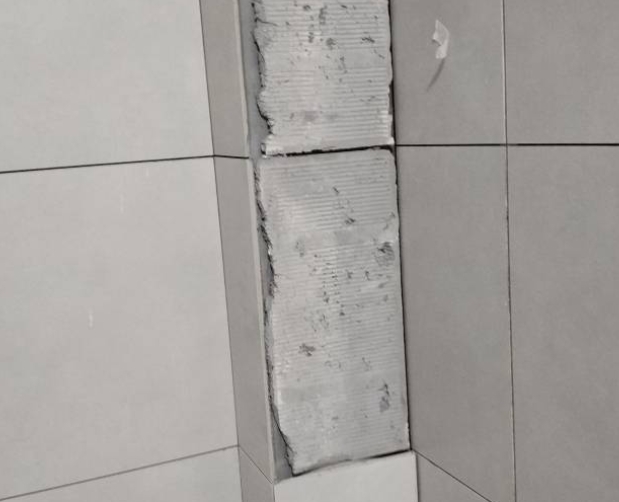 邵东瓷砖空鼓维修公司分享下瓷砖施工前基层浇水润湿程度不足，可能导致以下问题