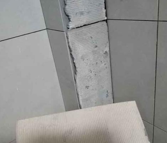 邵东瓷砖空鼓维修公司分享下厨房瓷砖脱落的补救措施。